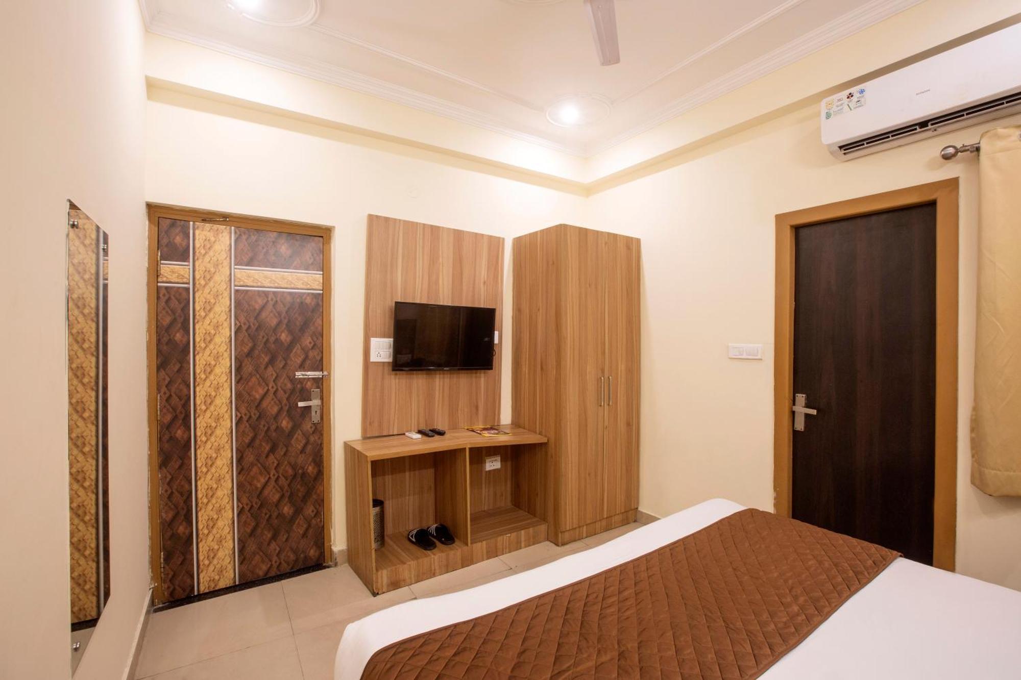 Hotel Lemon Suites & Banquet Noida Sector 62 Екстериор снимка