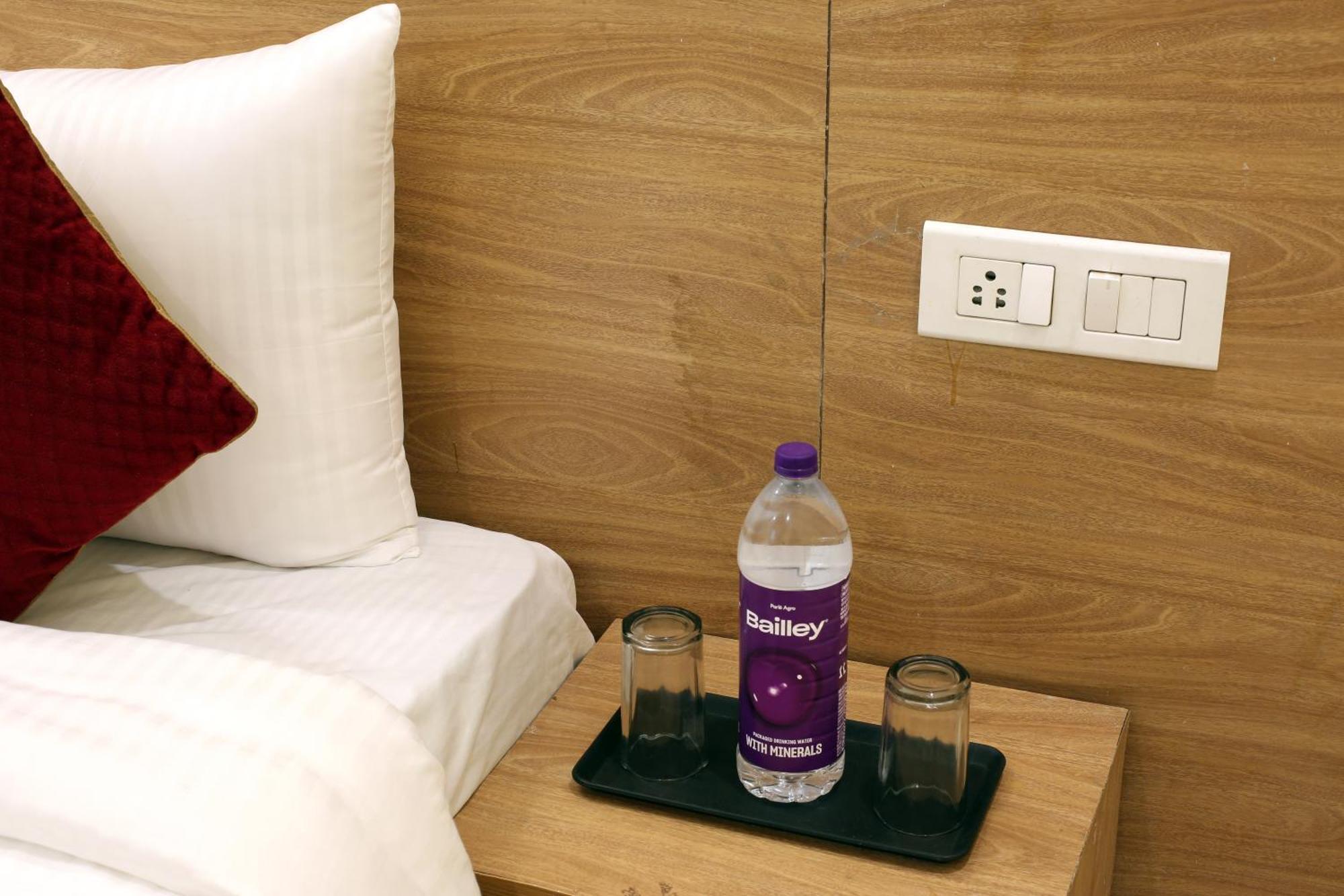 Hotel Lemon Suites & Banquet Noida Sector 62 Екстериор снимка