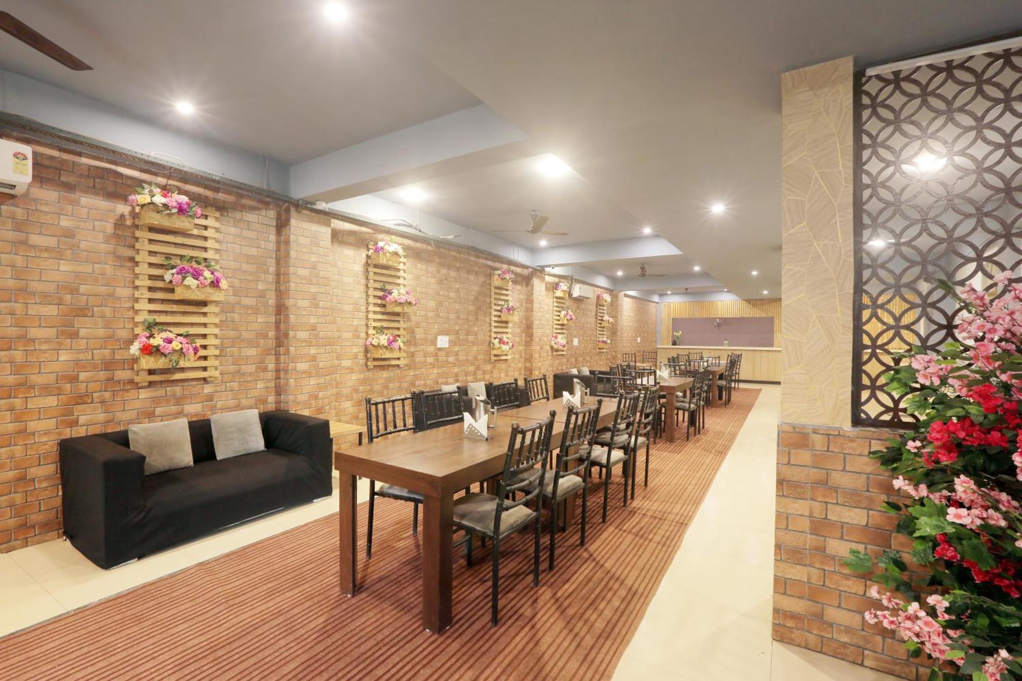 Hotel Lemon Suites & Banquet Noida Sector 62 Екстериор снимка
