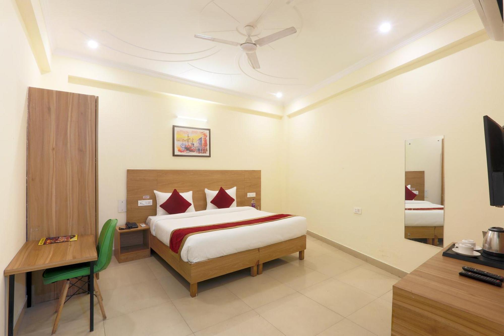Hotel Lemon Suites & Banquet Noida Sector 62 Екстериор снимка