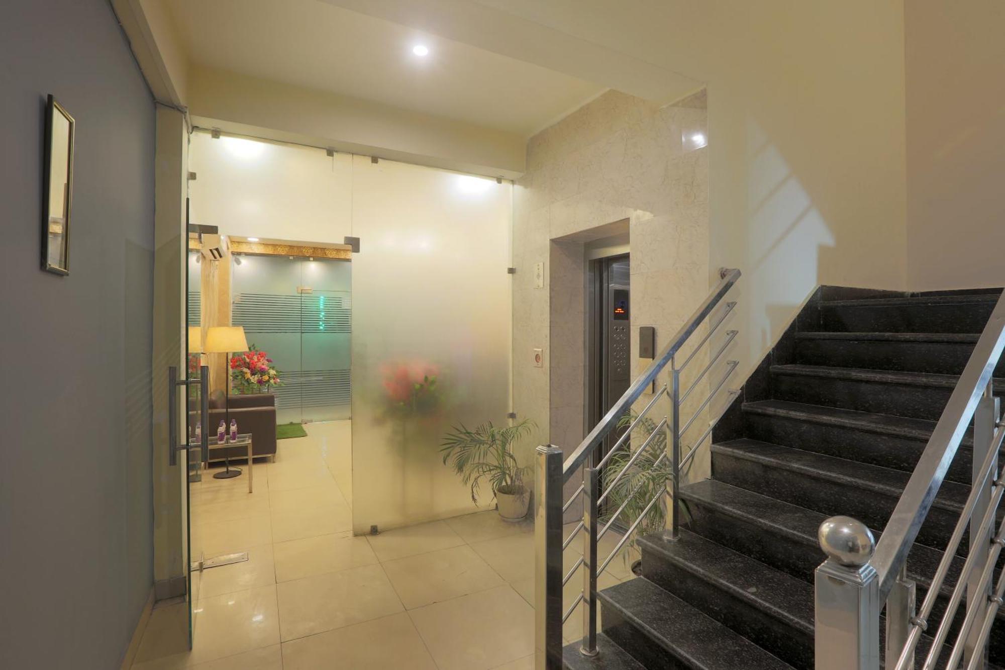 Hotel Lemon Suites & Banquet Noida Sector 62 Екстериор снимка