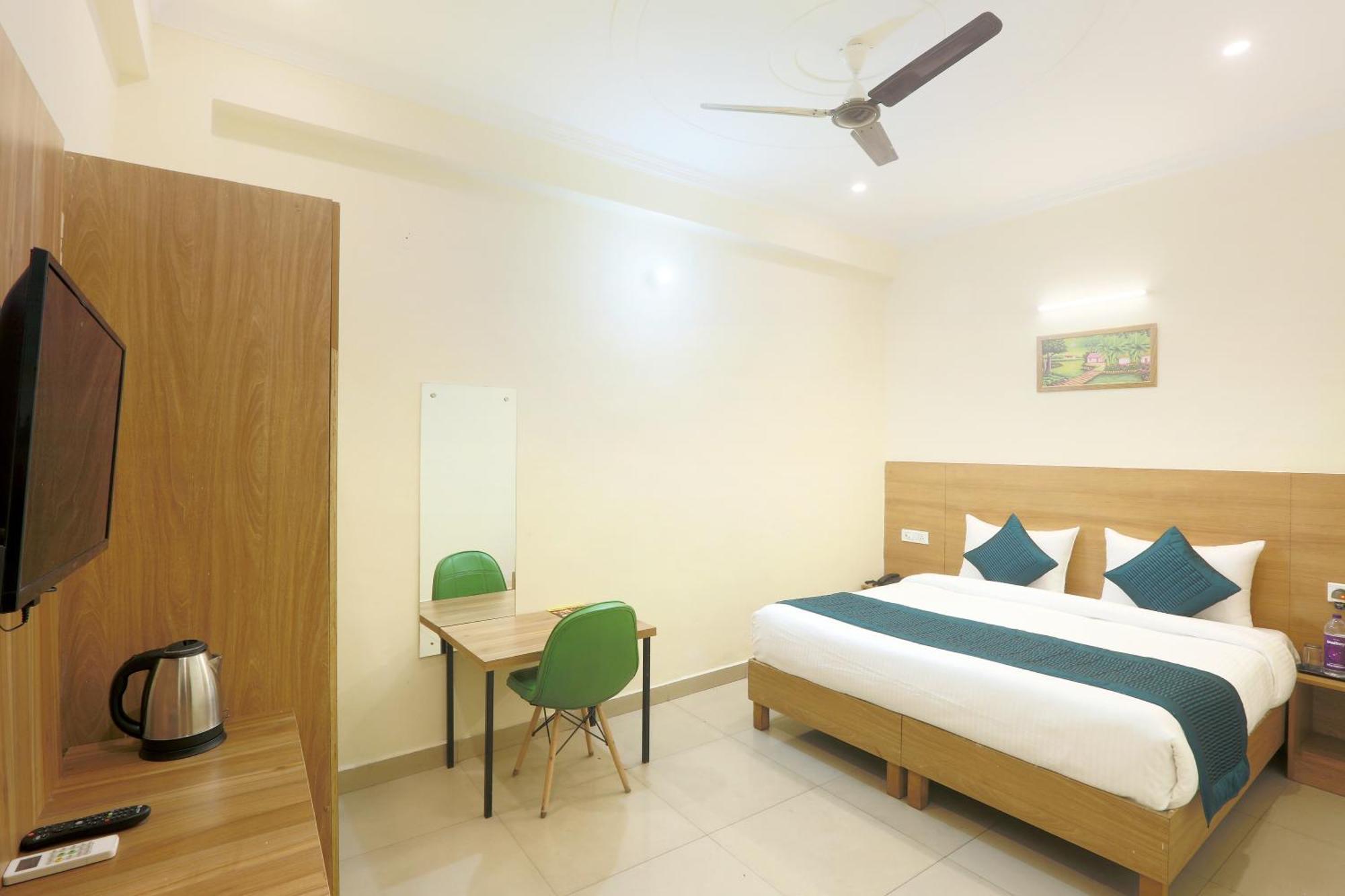 Hotel Lemon Suites & Banquet Noida Sector 62 Екстериор снимка