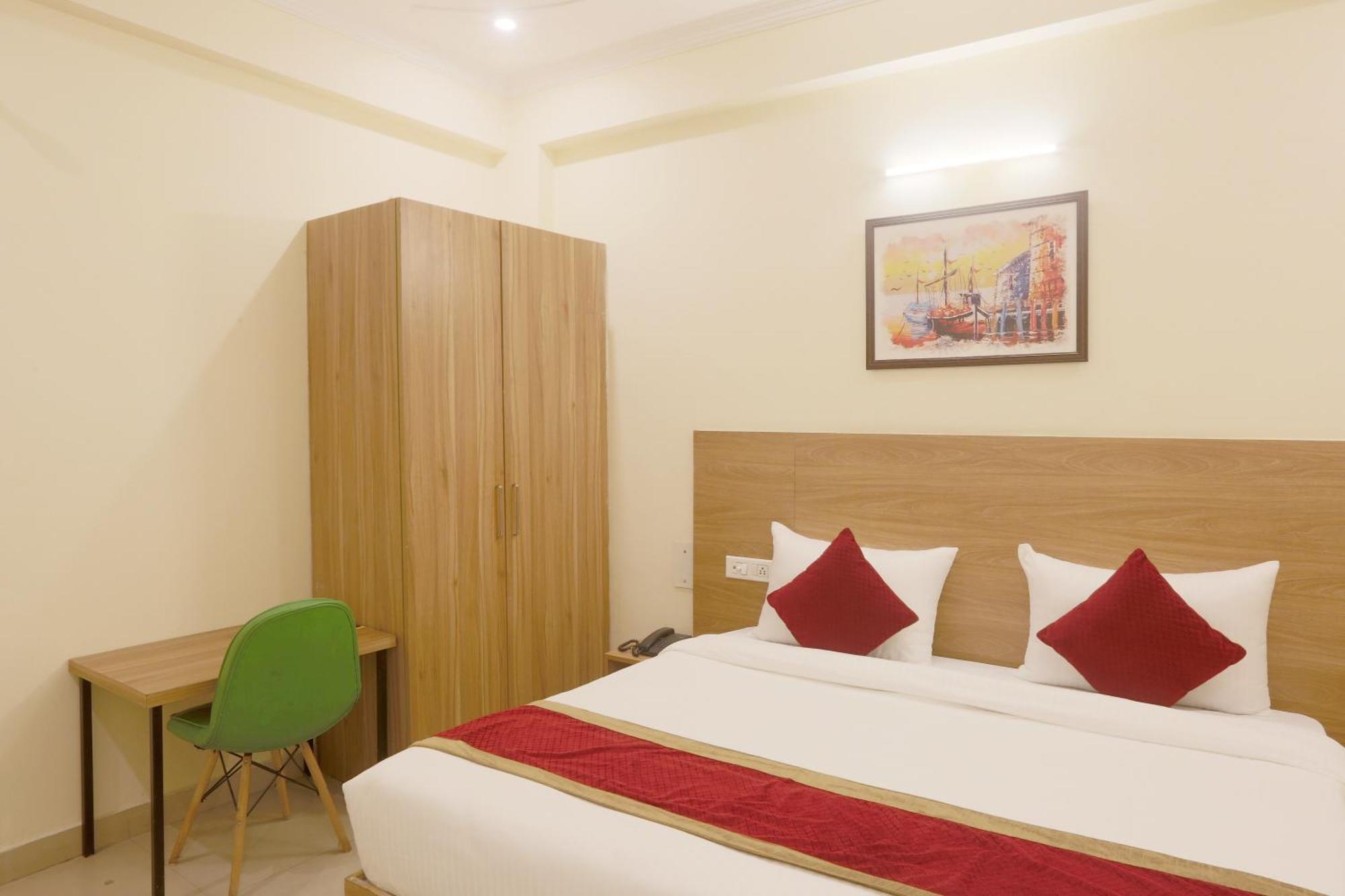 Hotel Lemon Suites & Banquet Noida Sector 62 Екстериор снимка