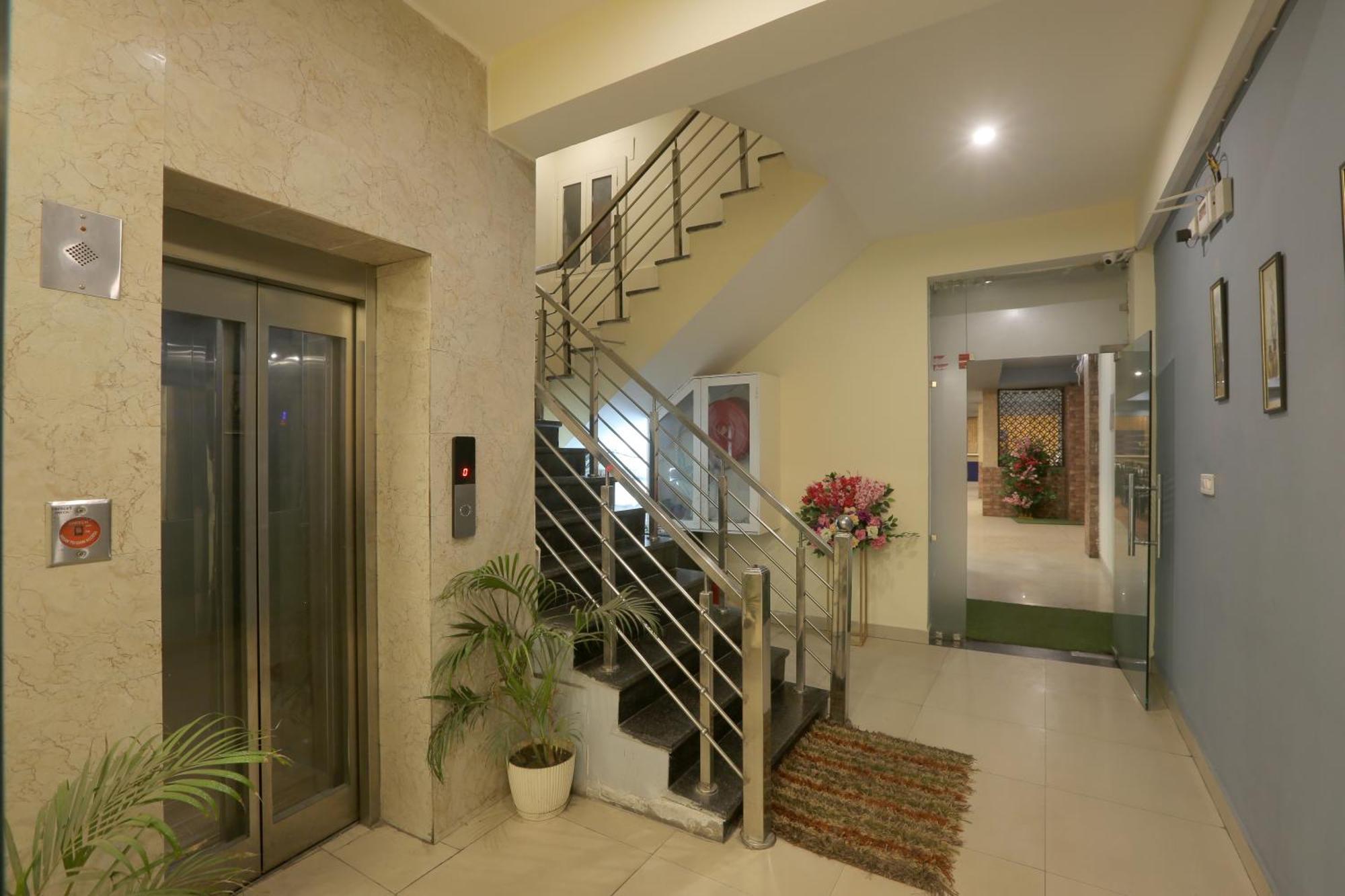 Hotel Lemon Suites & Banquet Noida Sector 62 Екстериор снимка